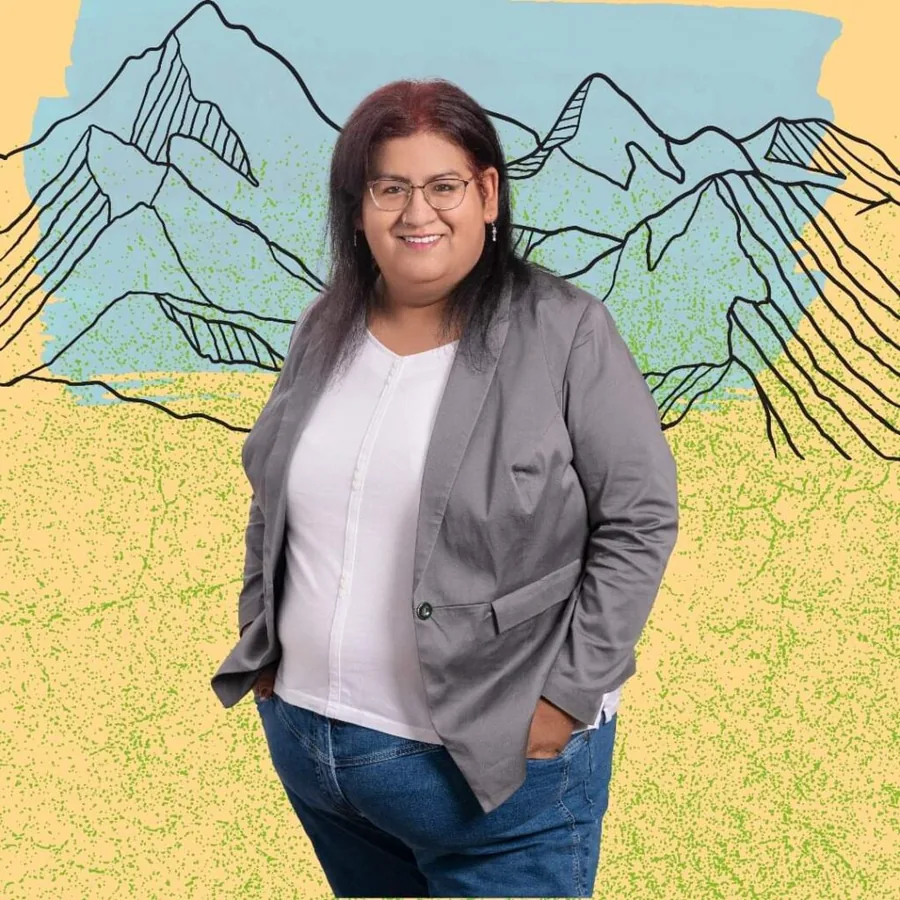Mia Willener vor einer gezeichneten Alpenkulisse